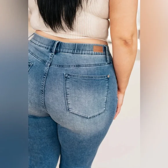 NWT Judy Blue High Rise Cool Denim Pull On Capri Jeans - Picture 9 of 15